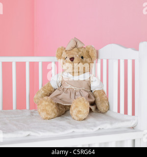 Eine weiße Wiege und Teddybär Stockfoto