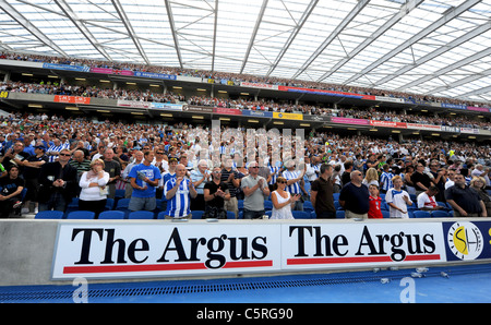 Brighton und Hove Albion V Tottenham Hotspurs freundlich passen bei der feierlichen Eröffnung des neuen Stadions Amex - Fußball-Fans an Stockfoto