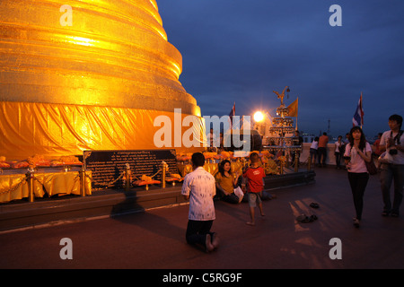 Der Beginn der buddhistischen Fastenzeit im goldenen Berg in Bangkok zu feiern Stockfoto