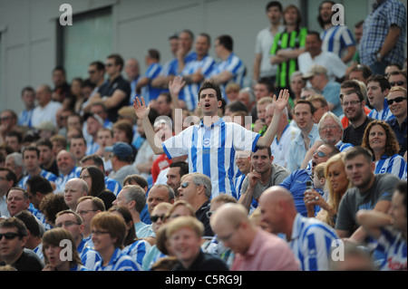 Brighton und Hove Albion V Tottenham Hotspurs freundlich passen bei der feierlichen Eröffnung des neuen Stadions Amex - Fußball-Fans an Stockfoto