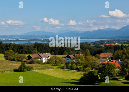 Deutschland, Bayern, Chiemgauer Alpen, Herrenchiemsee, Chiemsee, Blick auf das Dorf mit Insel und Süßwasser-See im Hintergrund Stockfoto