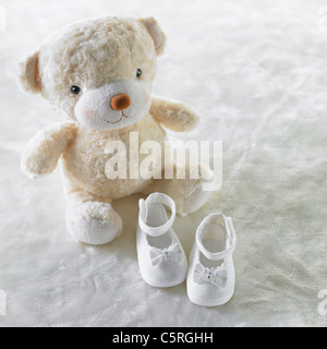 Eine Puppe und Baby Schuhe Stockfoto