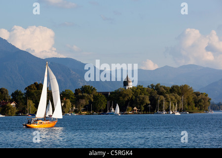 Deutschland, Bayern, Chiemgauer Alpen, Chiemsee, Blick von Segelschiffen auf See Stockfoto