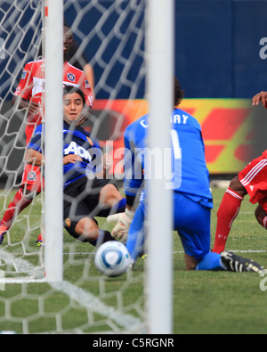 Manchester United Verteidiger, Rafael da Silva (L), schaut zu, wie sein Schuss entzieht sich Chicago Torwart, Jon Conway (C), im Soldier Field. Stockfoto