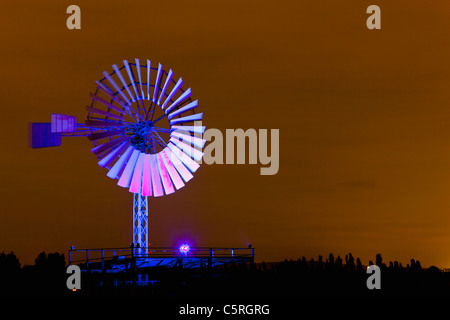 Deutschland, Nordrhein-Westfalen, Duisburg, Landschaftspark Duisburg-Nord, Blick auf beleuchtete Windmühle Industrieanlage bei Nacht Stockfoto