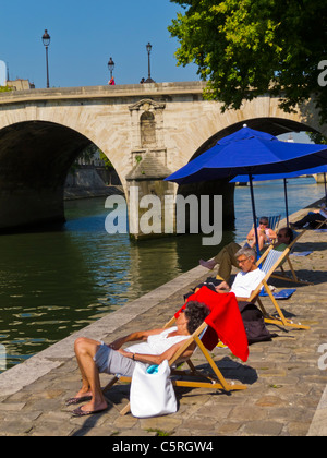 Paris, Frankreich, Gruppen, Touristen, Hitzewelle und Straße genießen jährliches Strandevent in der Stadt, 'Paris Plages', Entspannen auf der seine plage, Liegestühle, Sonnentag, Hitze paris Stockfoto