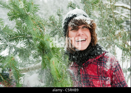 Österreich, Salzburger Land, Flachau, junge Frau mit Weihnachtsbaum Stockfoto
