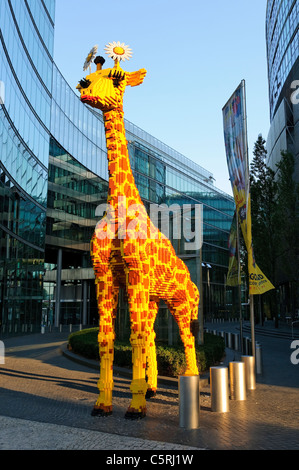 Giraffe gemacht von Lego-Steinen im Sony Center, Potsdamer Platz-Platz, Berlin, Deutschland, Europa Stockfoto