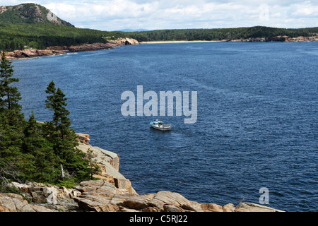 Ein Hummer-Boot tendenziell die Töpfe vor der Küste von Acadia National Park, Mount Desert Island, Maine, USA. Stockfoto