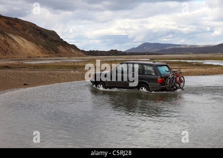 4 x 4 Fahrzeug Fahrt durch den Fluss Namskvisl in Landmannalaugar im Bereich Fjallabak Islands Stockfoto