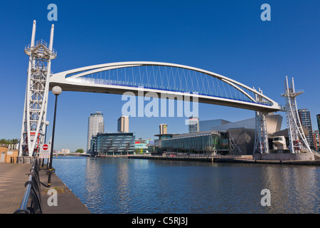 Lowry Centre und Millennium Bridge, Salford Quays, Manchester, England Stockfoto