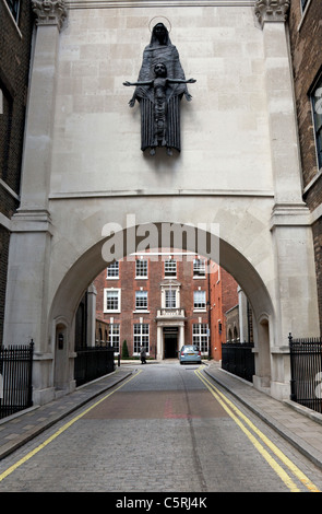 Des Königs Fonds, Cavendish Square, London mit Madonna & Kind Skulptur von Sir Jacob Epstein Stockfoto