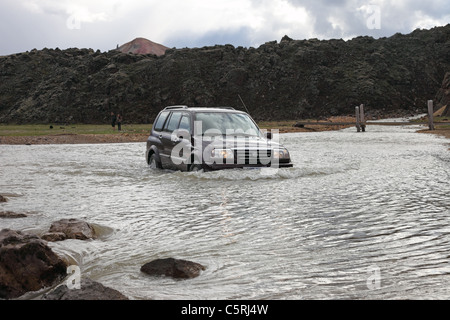 4 x 4 Fahrzeug Fahrt durch den Fluss Namskvisl in Landmannalaugar im Bereich Fjallabak Islands Stockfoto