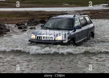 4 x 4 Fahrzeug mit lächelnden Pkw Fahrt durch den Fluss Namskvisl in Landmannalaugar im Bereich Fjallabak Islands Stockfoto