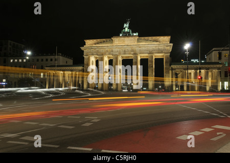 Brandenburger Tor bei Nacht mit Licht Wanderwege, Bonns Regierungsviertel, Berlin, Deutschland, Europa Stockfoto