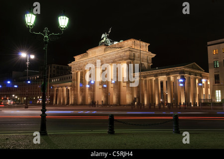 Brandenburger Tor bei Nacht mit Licht Wanderwege, Bonns Regierungsviertel, Berlin, Deutschland, Europa Stockfoto