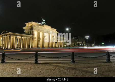 Brandenburger Tor bei Nacht mit Licht Wanderwege, Bonns Regierungsviertel, Berlin, Deutschland, Europa Stockfoto