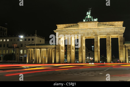 Brandenburger Tor bei Nacht mit Licht Wanderwege, Bonns Regierungsviertel, Berlin, Deutschland, Europa Stockfoto