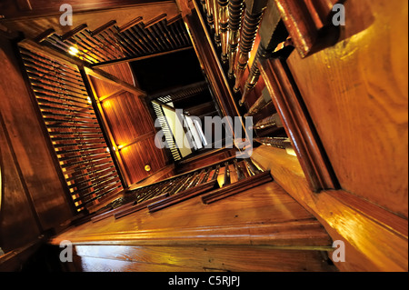 Mohonk Mountain House, Innenansicht des rechteckigen Spirale zentrale Holz Treppe Treppenhaus, NY, USA, 2010 - EDITORIAL Stockfoto