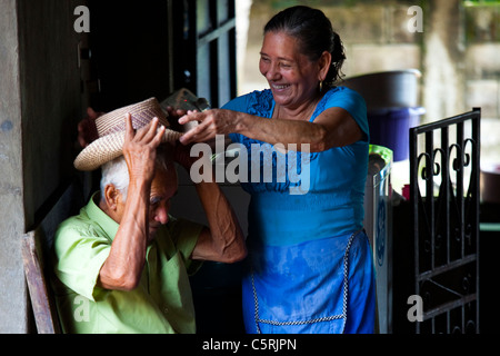 Älteres Ehepaar im Kanton La Junta, Comalapa, Chalatenango, El Salvador Stockfoto