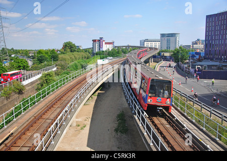 Trainieren Sie, Ankunft am Prinzregent DLR Station, London Borough of Newham, London, Greater London, England, Vereinigtes Königreich Stockfoto