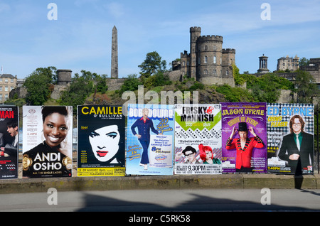 Plakate Edinburgh Fringe zeigt vor dem Hintergrund der Calton Hill. Stockfoto