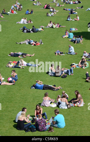 Menschen genießen die Sommersonne in Princes Street Gardens, Edinburgh, Schottland, Vereinigtes Königreich. Stockfoto