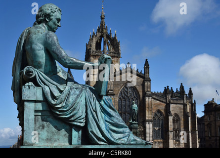 Die Statue des David Hume von Bildhauer Alexander Stoddart auf der Royal Mile in Edinburgh bei St Giles Kathedrale im Hintergrund. Stockfoto