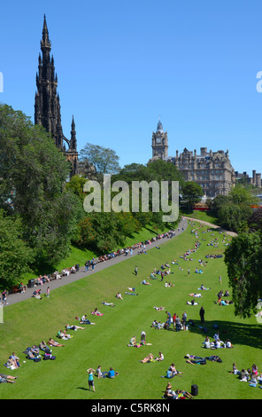 Blick über Princes Street Gardens, das Balmoral Hotel und das Scott Monument in Edinburgh, Schottland Stockfoto