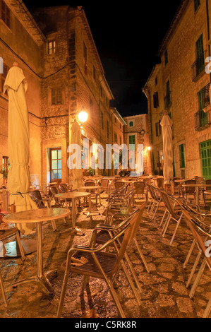 Straßencafé in das Bergdorf Fornalutx durch Nacht, Mallorca, Spanien, Europa Stockfoto