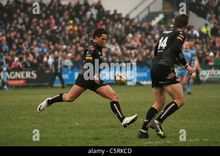 Gavin Henson kickt den Ball bei einem Rugby-Spiel für die Fischadler gegen die Cardiff Blues Stockfoto