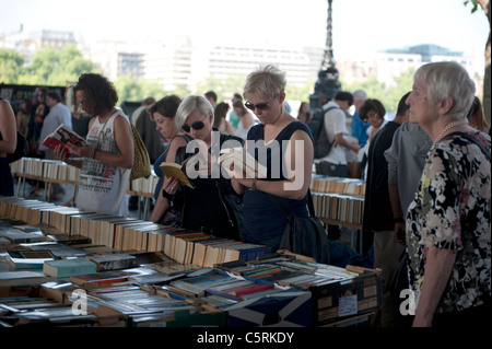 Gebrauchtes Buch Stände unter Waterloo Brücke auf der Southbank, London, England. Stockfoto