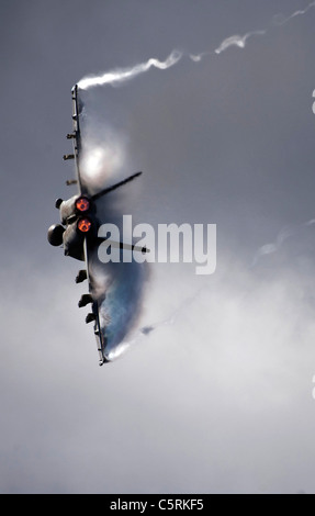 F/A-18E Super Hornet manövrieren Stockfoto