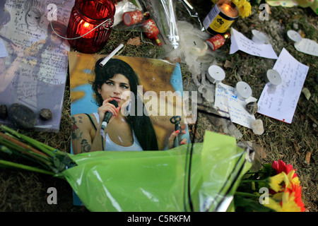 Hommagen an Amy Winehouse vor ihrem Haus in Camden kurz nach ihrem Tod im Jahr 2011 Stockfoto