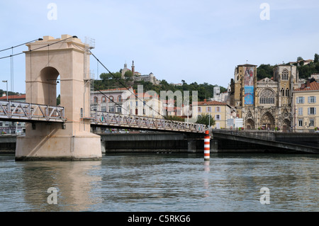 Fußgängerbrücke über den Fluss Rhone mit Notre Dame de pipettieren und Dom Cathedrale St-Maurice Vienne-Frankreich Stockfoto