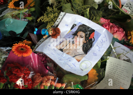 Hommagen an Amy Winehouse vor ihrem Haus in Camden kurz nach ihrem Tod im Jahr 2011 Stockfoto