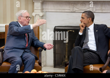 Präsident Barack Obama trifft sich mit Warren Buffett, Chairman von Berkshire Hathaway, im Oval Office, 18. Juli 2011. Stockfoto