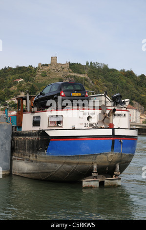 Grosser Fluss Schiffsreisen für auf Rhone bei Vienne France mit Schloss Chateau De La Batie auf Mont Salomon im Hintergrund Stockfoto