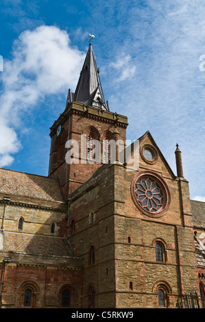 dh St Magnus Cathedral KIRKWALL ORKNEY Rose Fenster südlichen Querschiff und Kathedrale spire Stockfoto