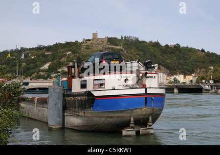 Grosser Fluss Schiffsreisen für auf Rhone bei Vienne France mit Schloss Chateau De La Batie auf Mont Salomon im Hintergrund Stockfoto