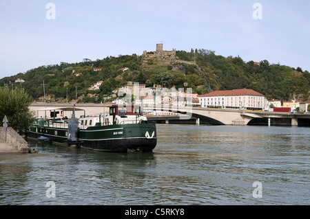 Grosser Fluss Schiffsreisen für auf Rhone bei Vienne France mit Schloss Chateau De La Batie auf Mont Salomon im Hintergrund Stockfoto