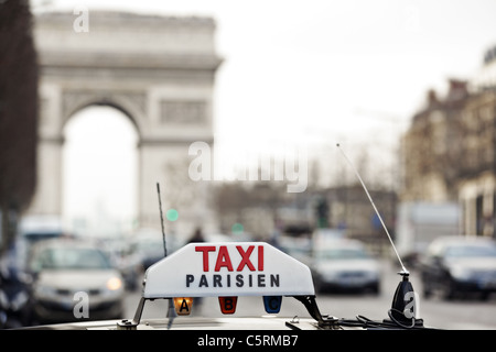 Paris-Taxi durch den Arc de Triomphe Stockfoto