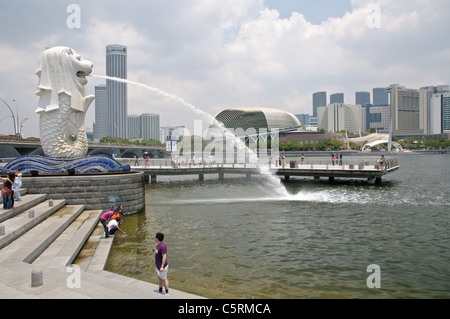 Der Merlion am Marina Bay, Singapur Wahrzeichen der Stadt, entworfen von dem Künstler Fraser Brunner im Jahre 1964 Stockfoto