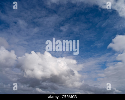 dh HIMMEL WETTER Weiße Wolken über blauem Himmel gesprenkelte, geschwollene Skyscape mit flüsteriger Wolkenlandschaft Stockfoto