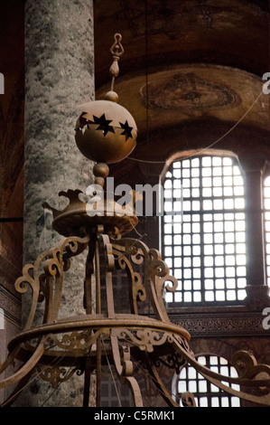 Zerbrochene Kronleuchter, Ayasofya (Hagia Sophia) Kathedrale und Moschee, Istanbul, Türkei Stockfoto