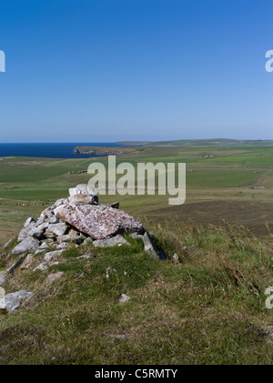 Dh SANDWICK ORKNEY Orkney west Festlandküste Felder von Stany Knowe cairn Landschaft aus Stein Stockfoto