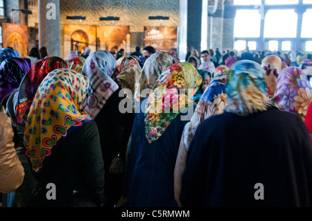Junge muslimische Frauen mit Kopftuch, Ayasofya (Hagia Sophia) Kathedrale und Moschee, Istanbul, Türkei Stockfoto