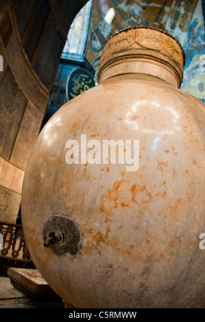 Marmor-Wasserbehälter, Ayasofya (Hagia Sophia) Kathedrale und Moschee, Istanbul, Türkei Stockfoto