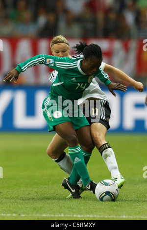 Glauben, dass Ikidi von Nigeria (14) Schlachten Alexendra Popp Deutschland (11) während einer FIFA Frauen Welt Cup Gruppe A match 30. Juni 2011. Stockfoto