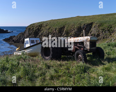 dh YESNABY ORKNEY Rusty alter David Brown Traktor und Fischkrabbe an Land gestrandet Rost uk geerdeten Fischboot Stockfoto